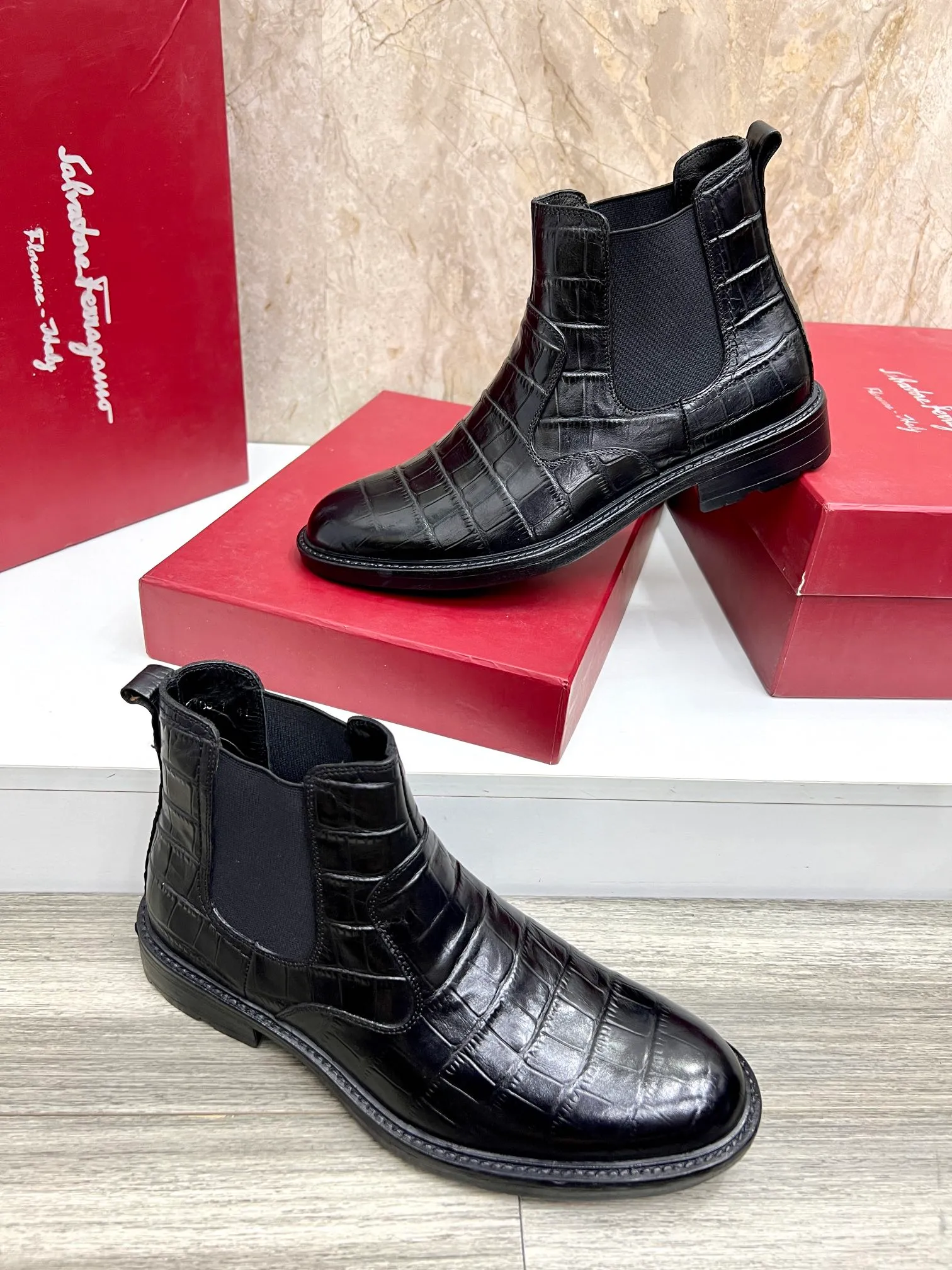 Original order quality: Men's shoes 💰700 Brand: Ferragamo (Ferragamo) One size larger: Men's size 38-44 (45 customized) Grade: Same style as the official website High-end men's shoes Material: Original cowhide, cowhide lining, original outsole Style category: Chelsea men's boots Fashion trend Color: Actual picture